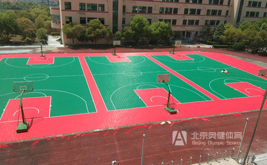 標準籃球場地板在中學(xué)操場鋪裝