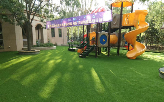 幼兒園操場運(yùn)動地面人造草坪材料