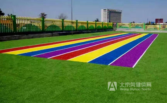 幼兒園操場(chǎng)彩虹跑道草皮鋪裝圖