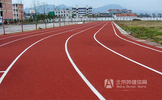學(xué)?；旌闲退苣z跑道