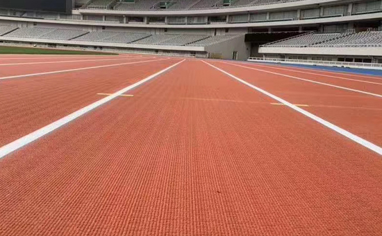 全塑型塑膠跑道施工基礎要求及性能特點