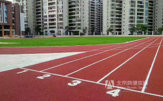 操場塑膠跑道的價格還與塑膠跑道的標準有關(guān)