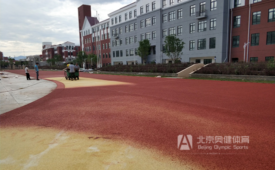 將自結(jié)紋塑膠跑道面漆、石英砂、紅膠粉分別裝入攪拌機