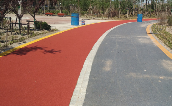 塑膠健身步道是指在公園、體育場館等公共場合設(shè)置的