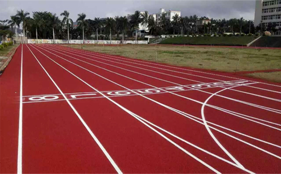 噴涂跑道線在劃線前要清洗場(chǎng)地再用白色面漆